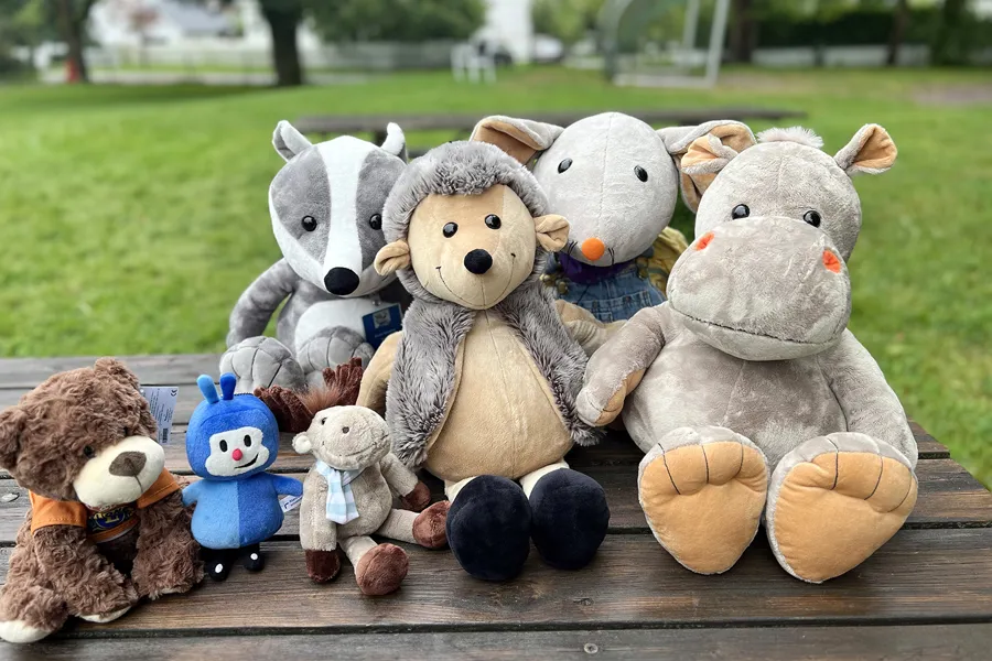 En gruppe kosedyr på et bord