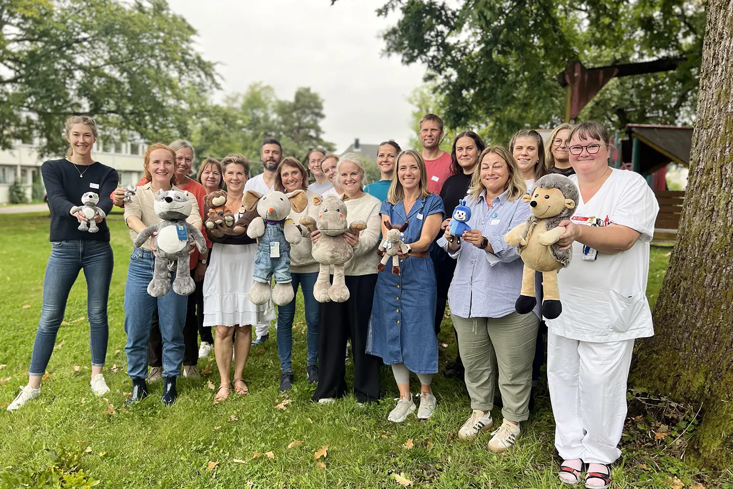 En gruppe mennesker som poserer for et bilde med en person i et bjørneplagg