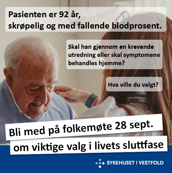 En person som ser på et stykke tre