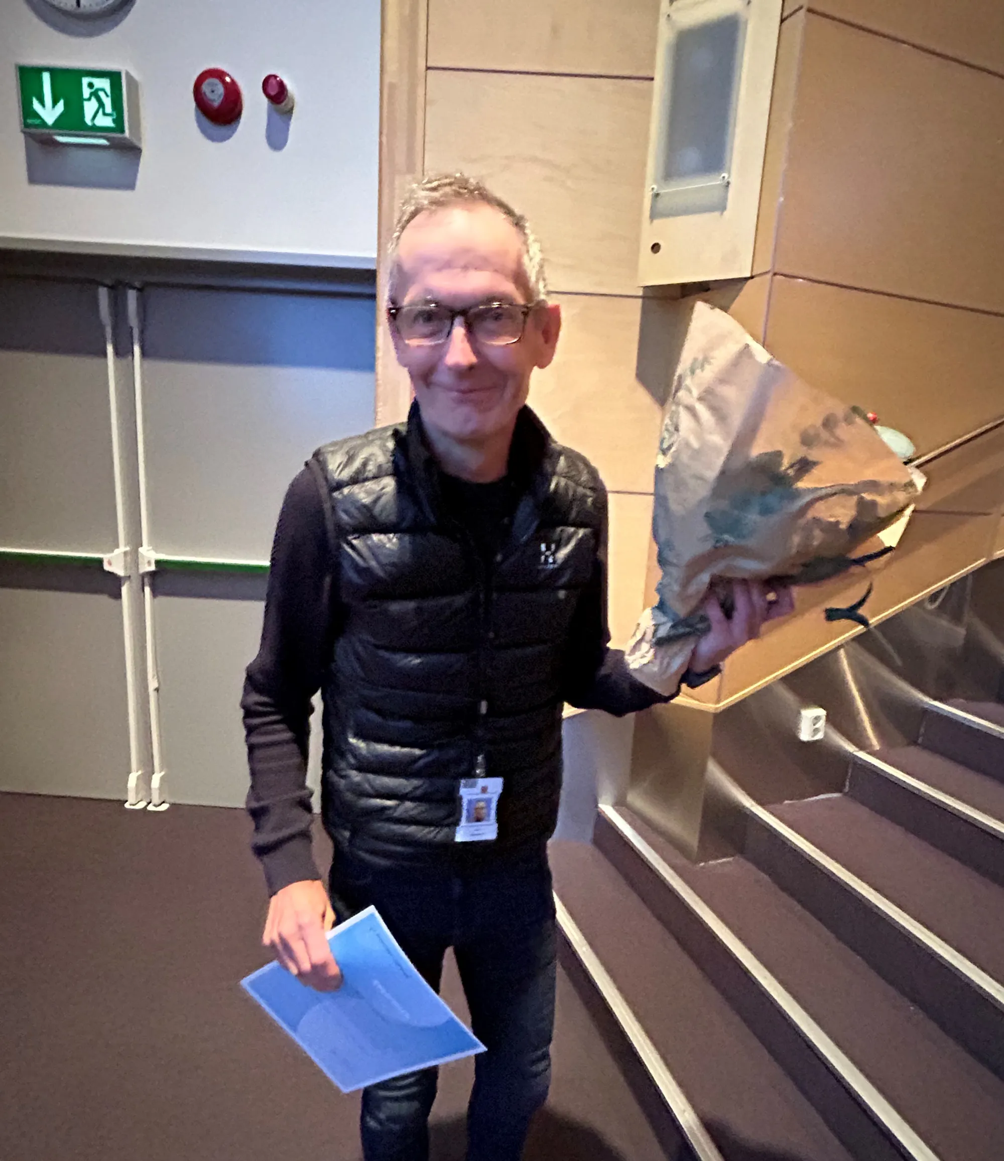 Jøran Hjelmesæth med blomst
