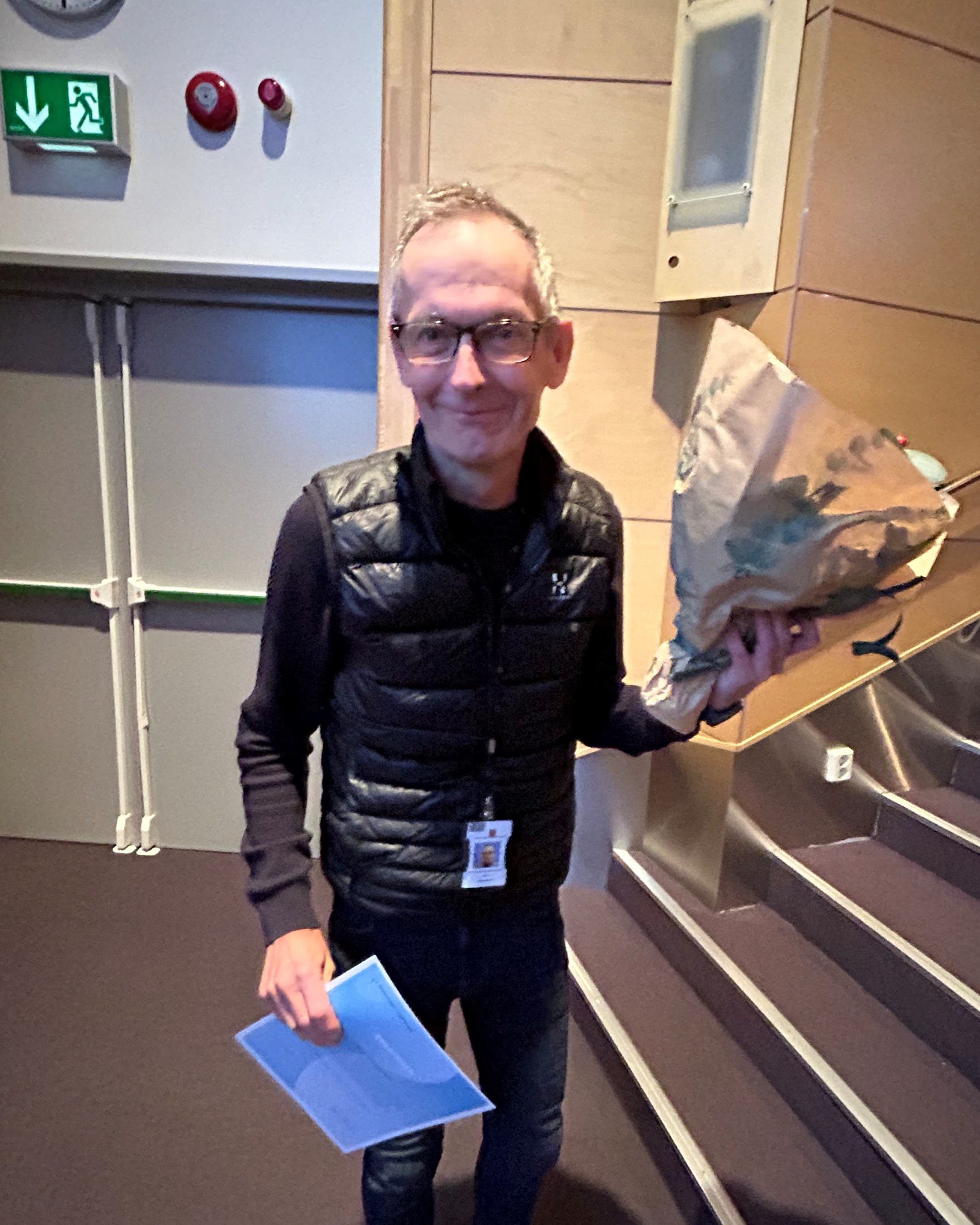 Jøran Hjelmesæth med blomst