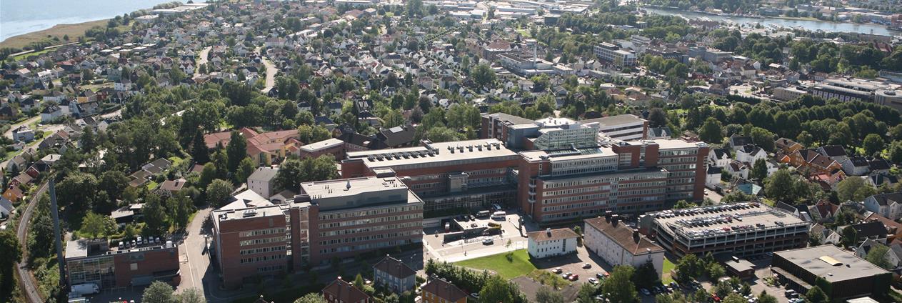 Flyfoto av Sykehuset i Vestfold i Tønsberg, med en del av Tønsberg rundt