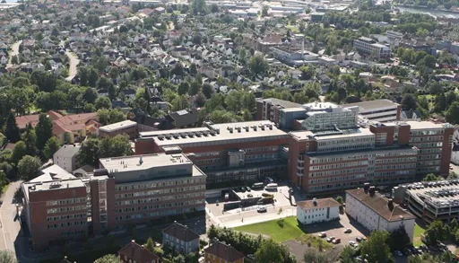 Flyfoto av Sykehuset i Vestfold i Tønsberg, med en del av Tønsberg rundt