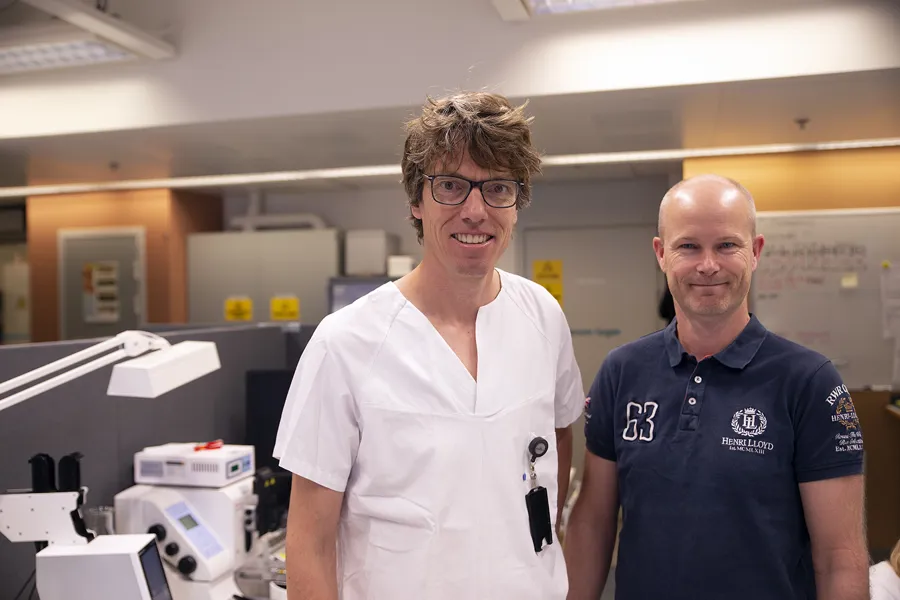 Et par menn i et rom