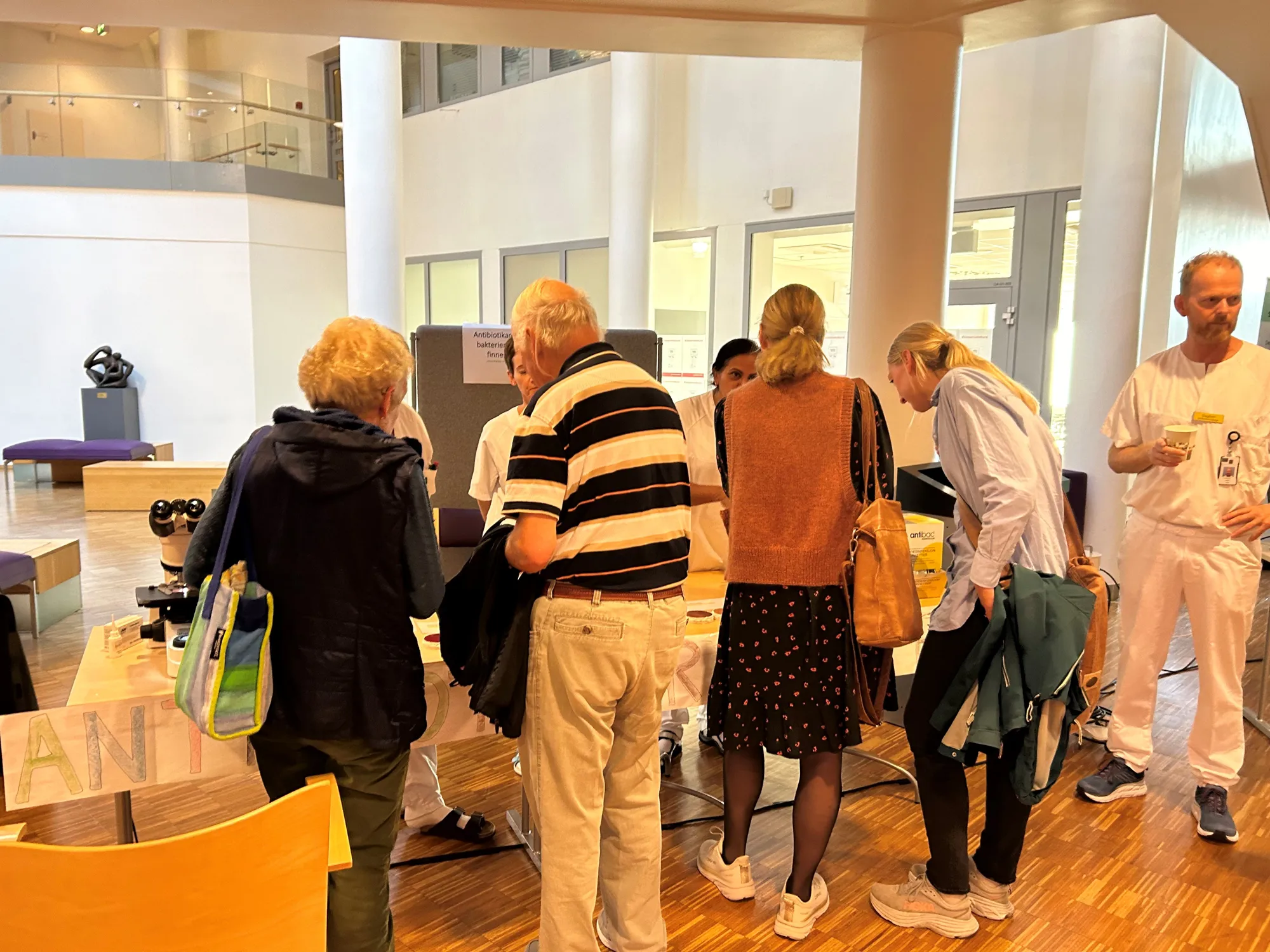 En gruppe mennesker som står i et rom