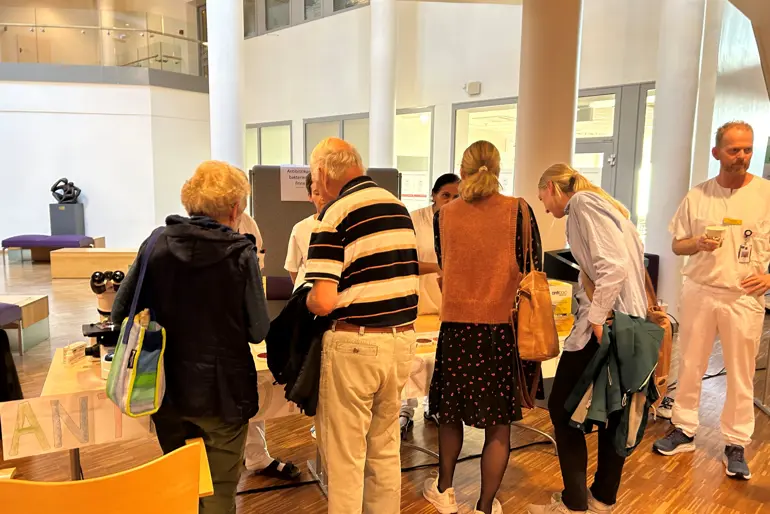 En gruppe mennesker som står i et rom