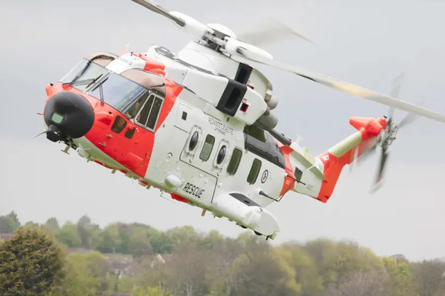 Et helikopter som flyr over trær