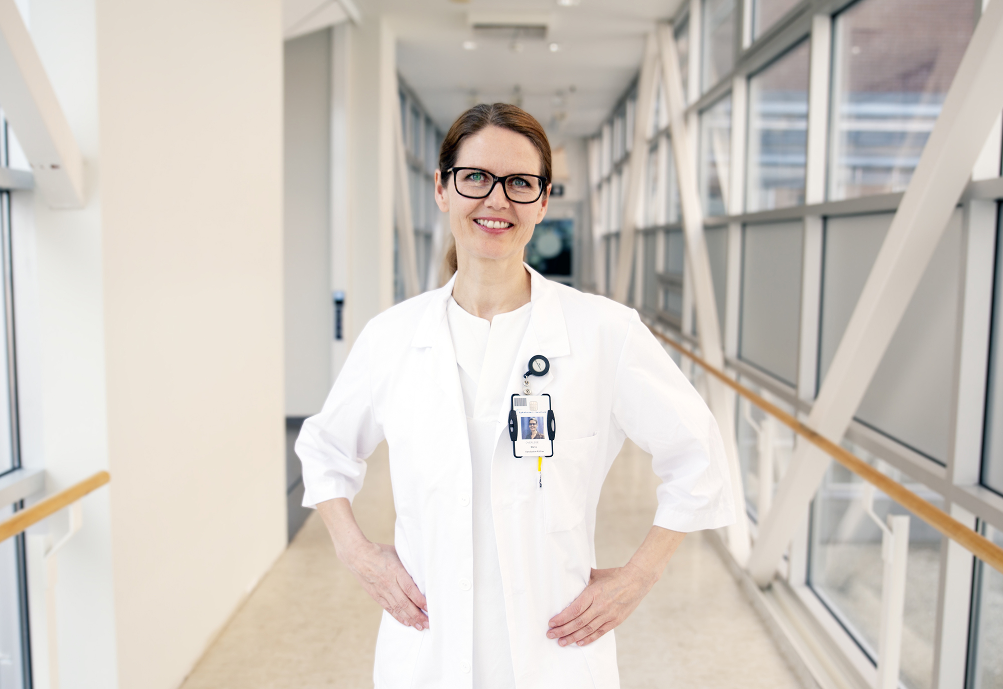 En person som bruker briller