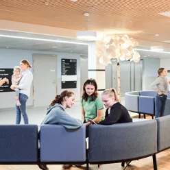 En gruppe mennesker i et venteområde