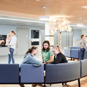 En gruppe mennesker i et venteområde