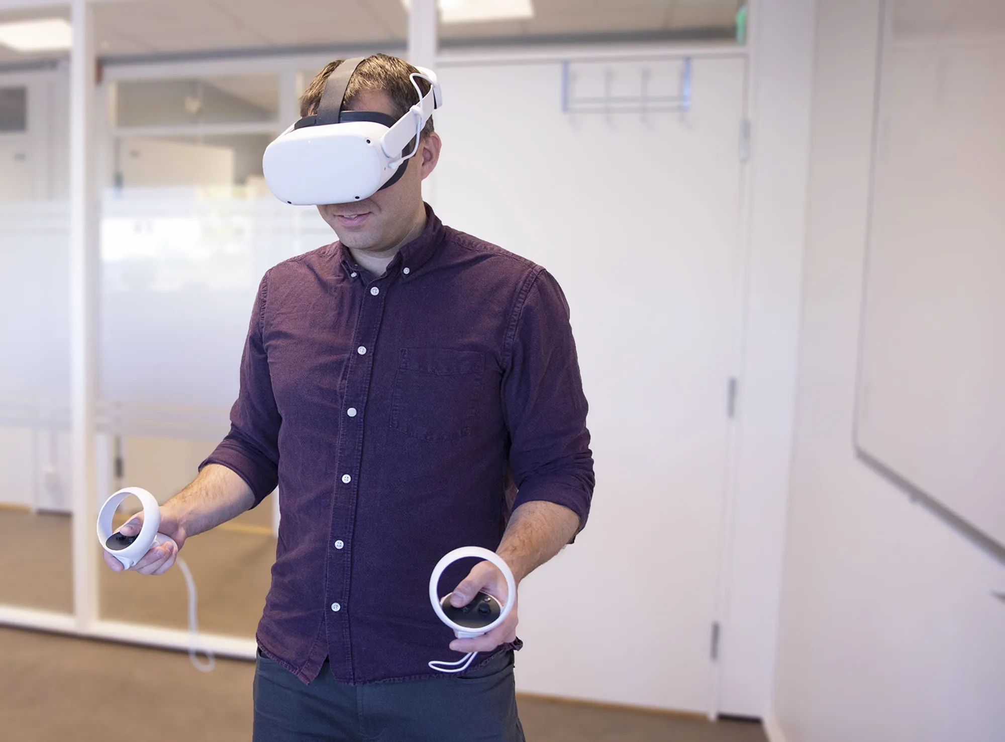 Mann med VR-briller