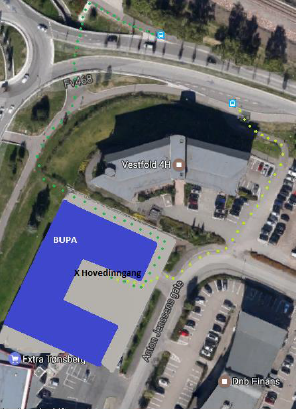 En stor bygning med et blått skilt