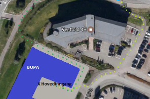 En stor bygning med et blått skilt