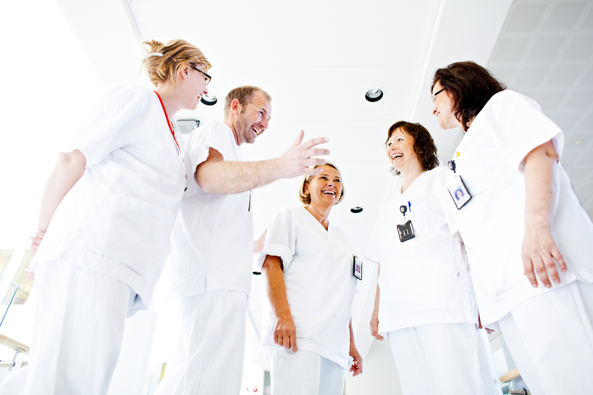 Helsepersonell som prater sammen