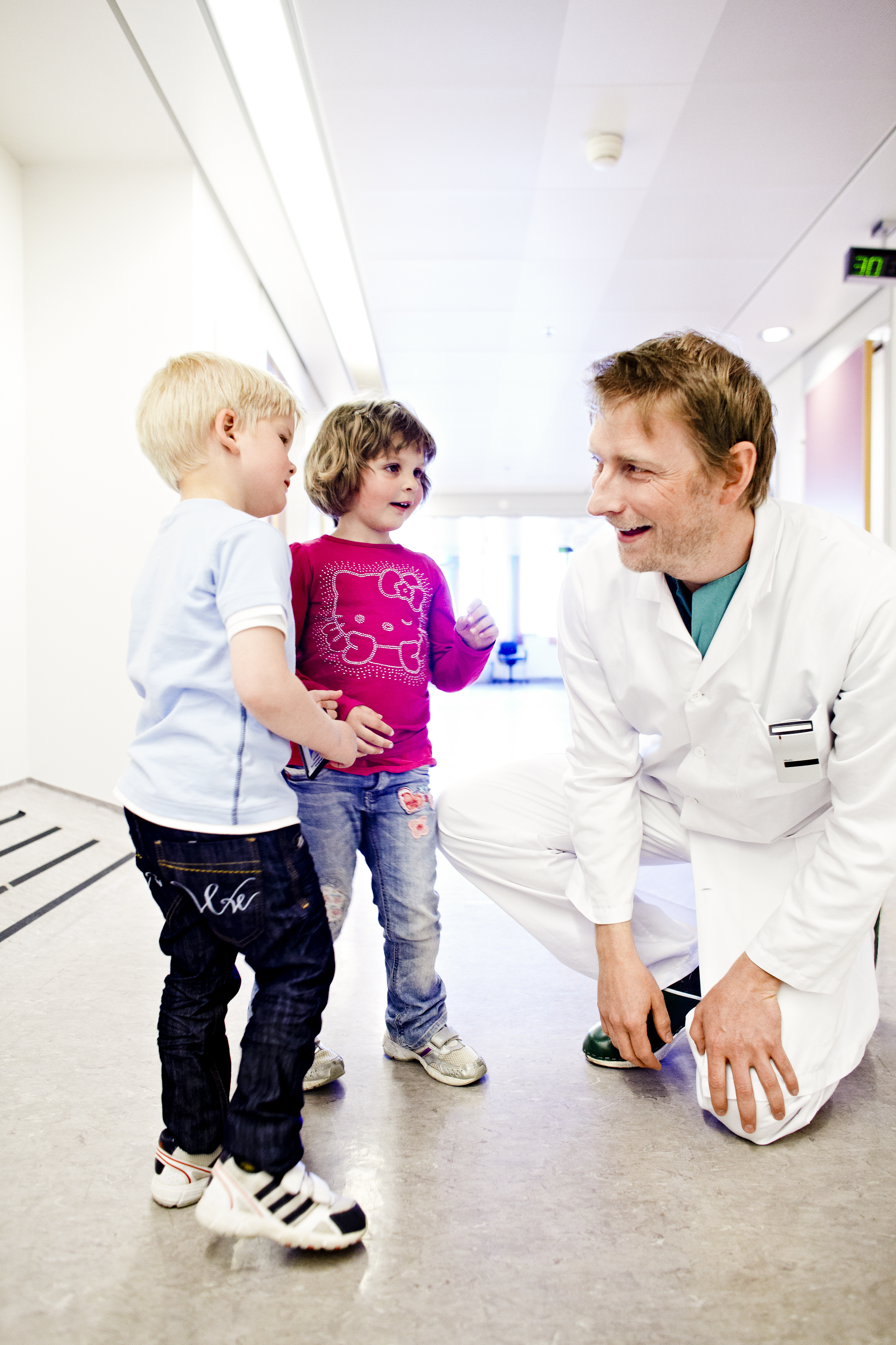 To barn som prater med en lege