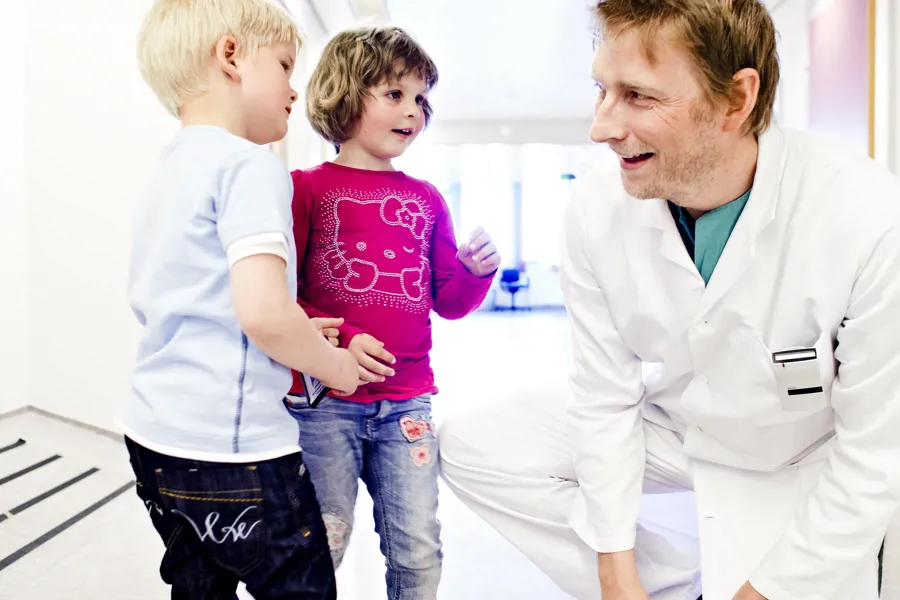 To barn som prater med en lege