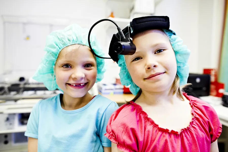 Et par jenter med hodetelefoner