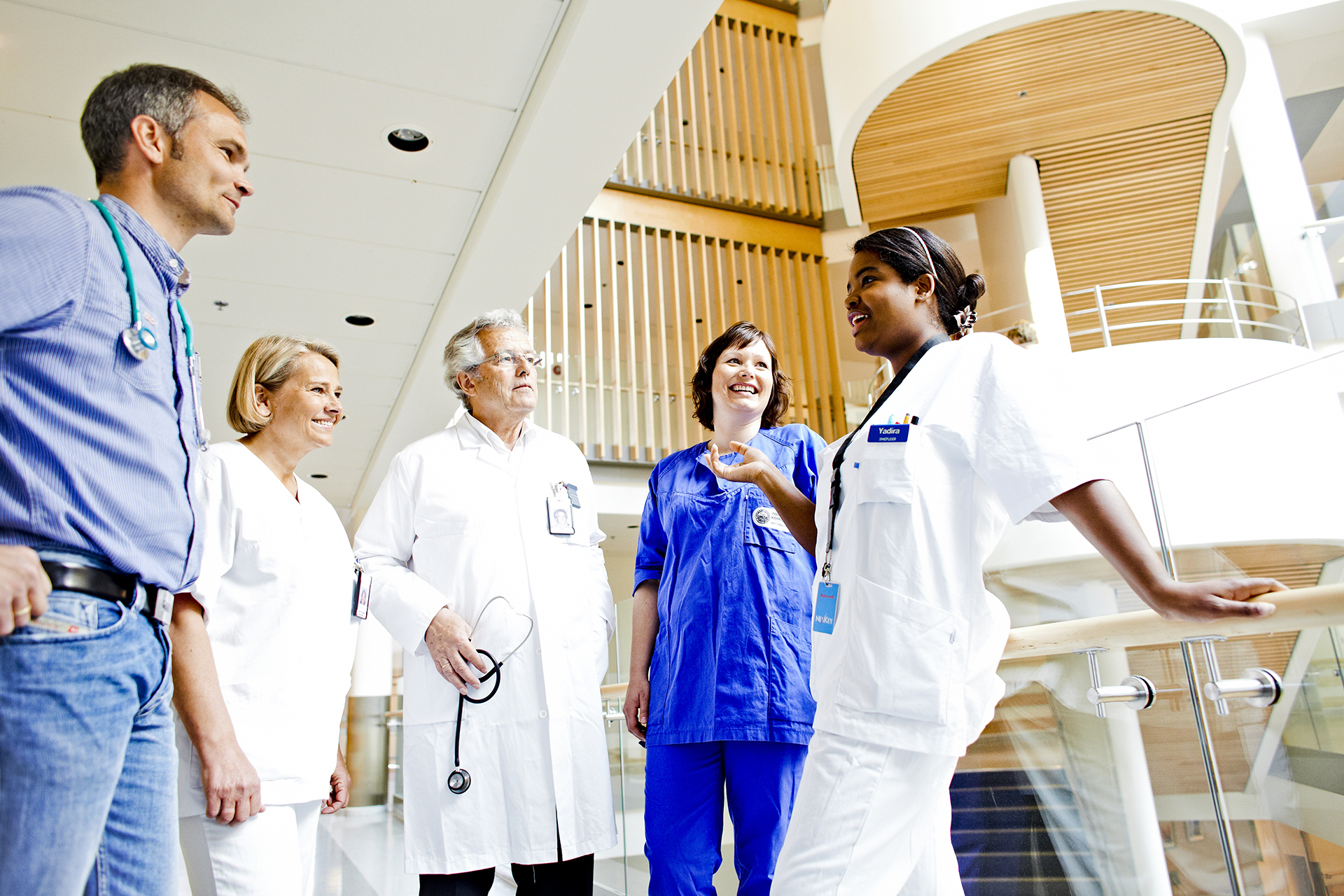 Helsepersonell som prater med hverandre