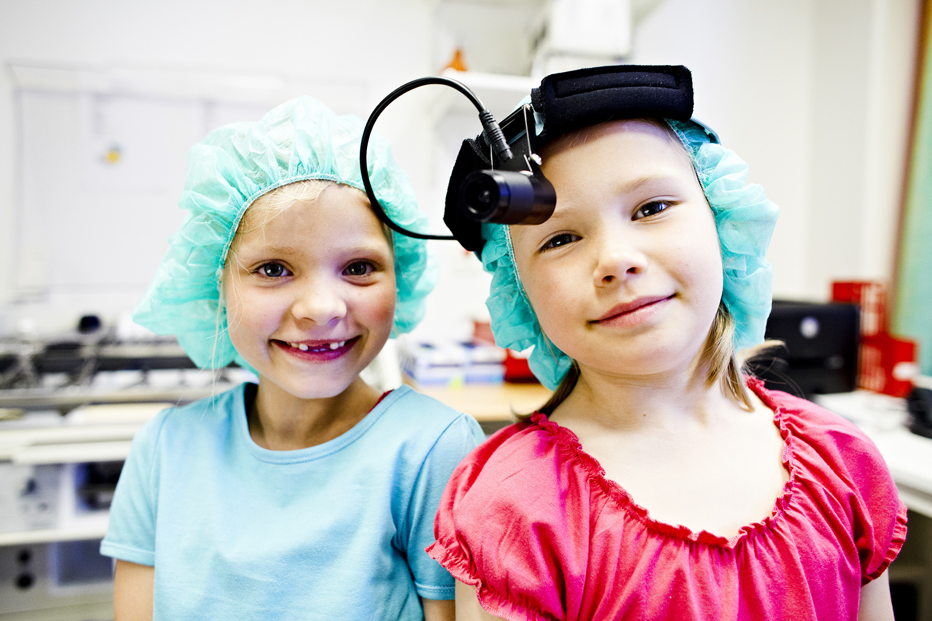 Et par jenter med hodetelefoner