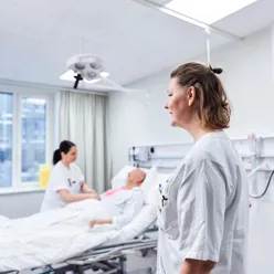 To sykepleiere ved en pasient i seng