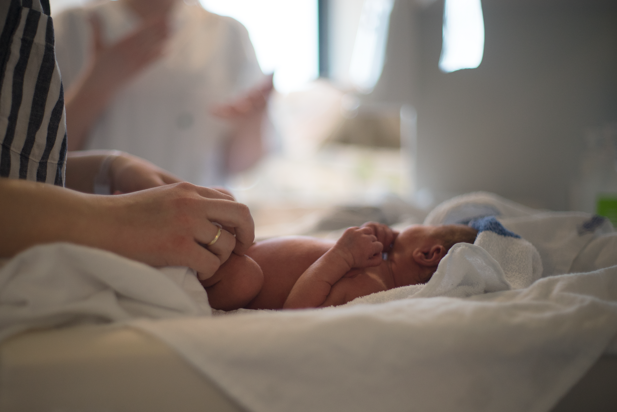 Bildet av baby på stellebord