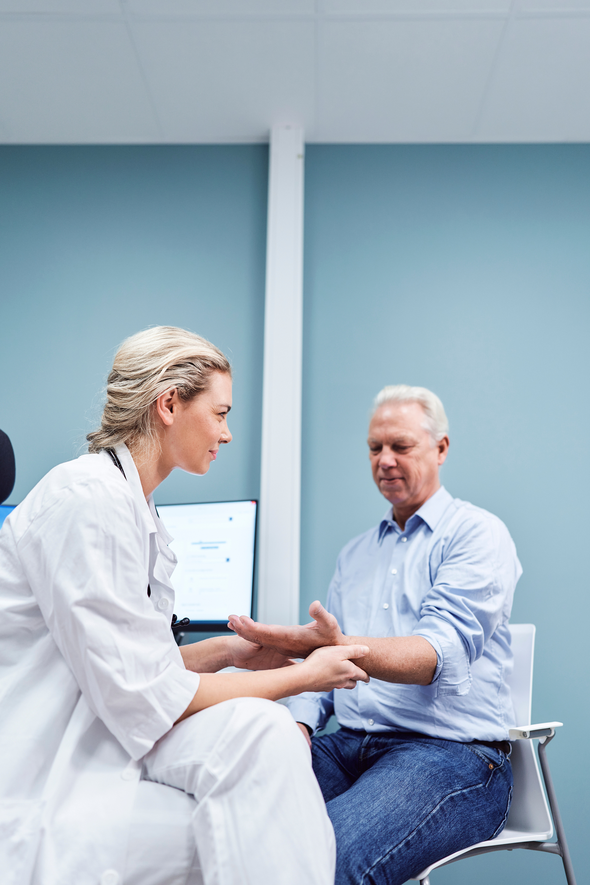 En lege undersøker en pasient