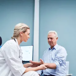 En lege undersøker en pasient