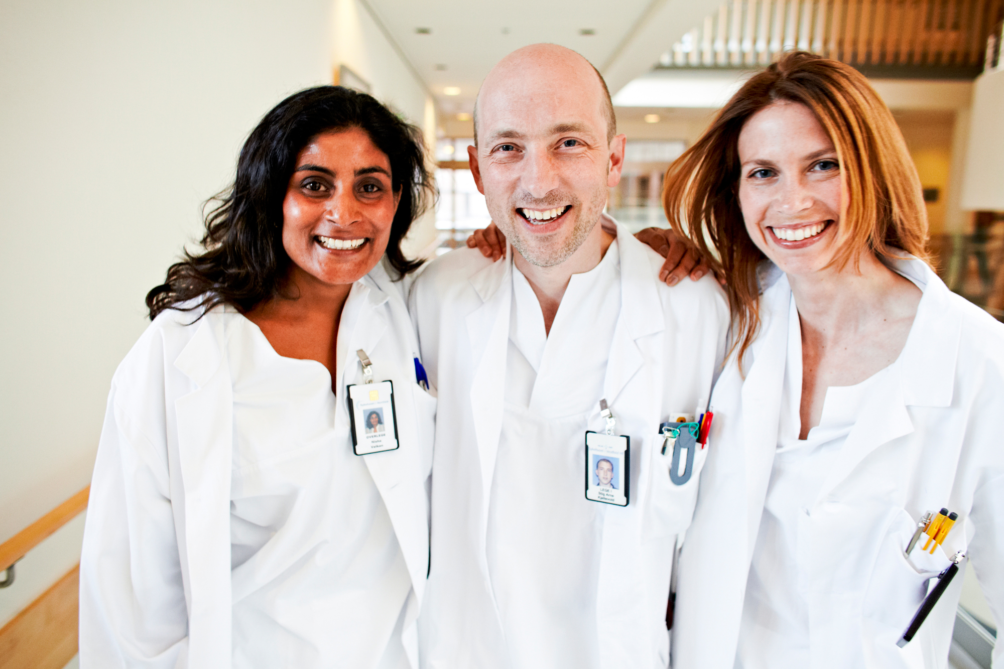 Tre leger som ser rett i kamera