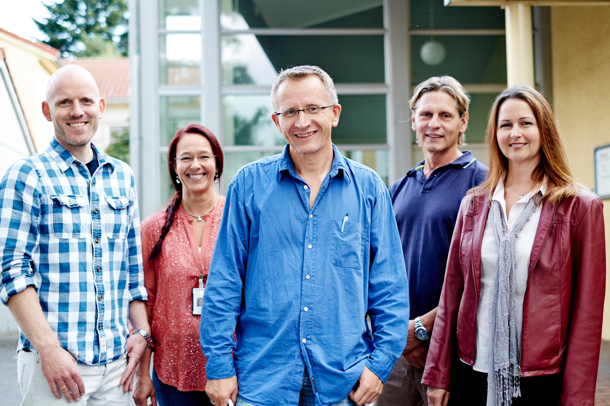 En gruppe mennesker som poserer for et bilde