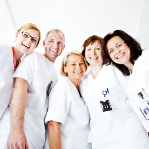 Helsepersonell som ser i kamera