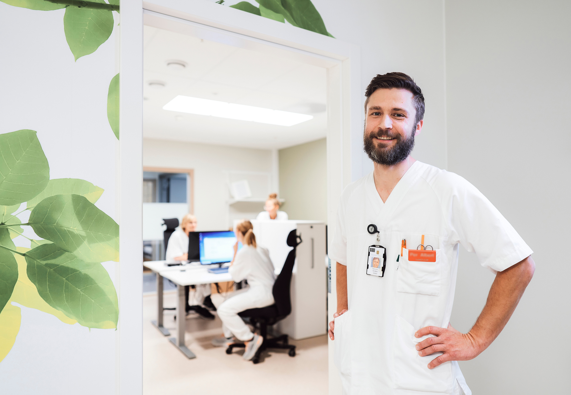 En mann som står på et kontor