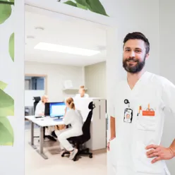 En mann som står på et kontor