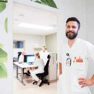 En mann som står på et kontor