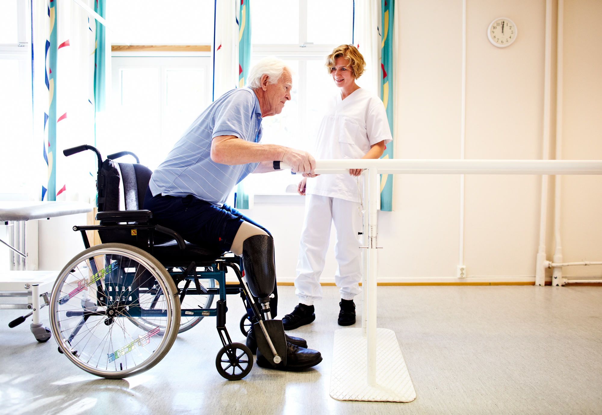 Mann i rullestol trener på å gå