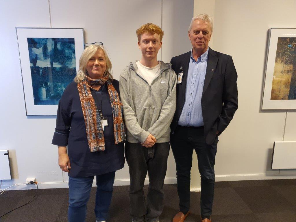 En gruppe mennesker som poserer for et bilde