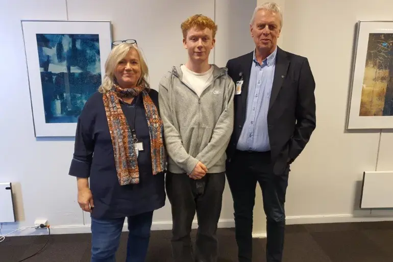 En gruppe mennesker som poserer for et bilde