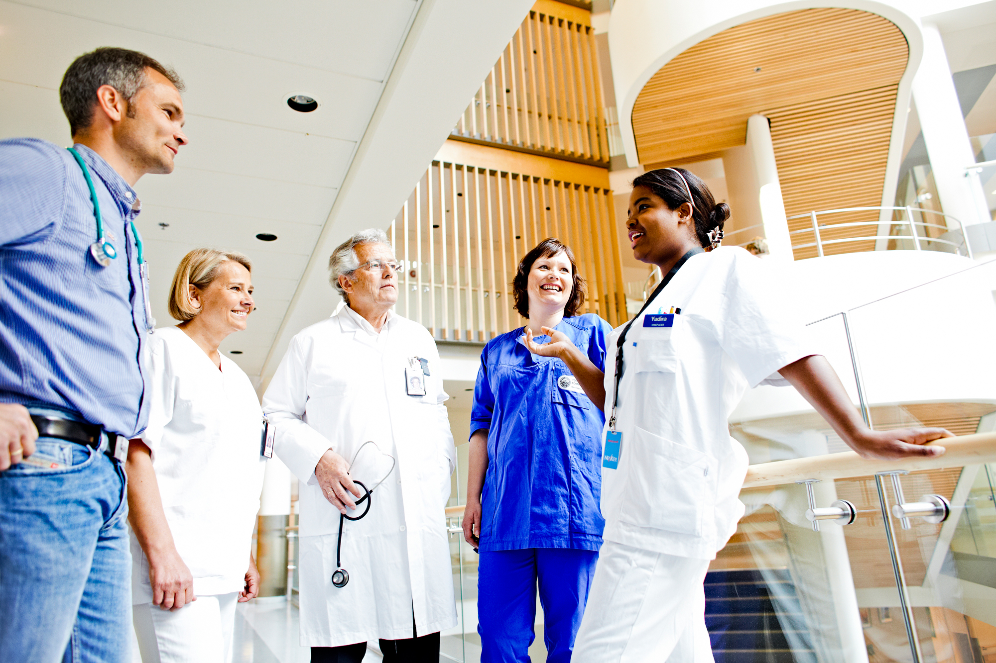 Helsepersonell som smiler og prater sammen