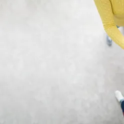 Nærbilde av hendene til fire personer som holdes på hverandres