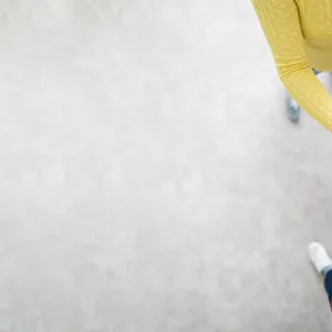 Nærbilde av hendene til fire personer som holdes på hverandres