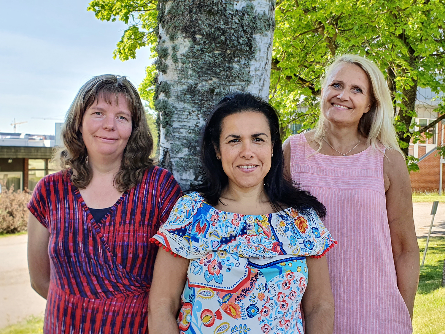 En gruppe kvinner som poserer for et bilde