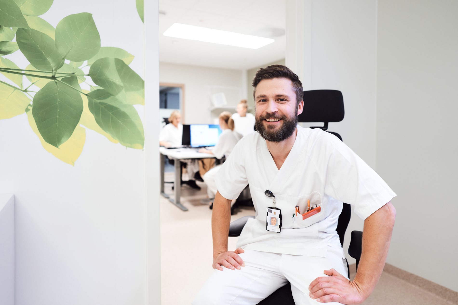 En mann som sitter i en stol