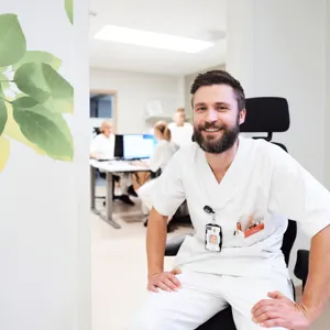 En mann som sitter i en stol