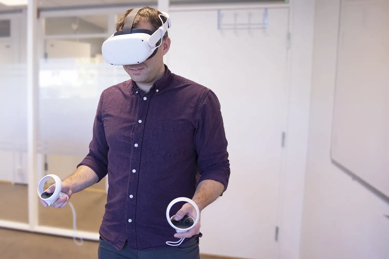 Erling Becker Aarseth prøver VR-verdenen.
