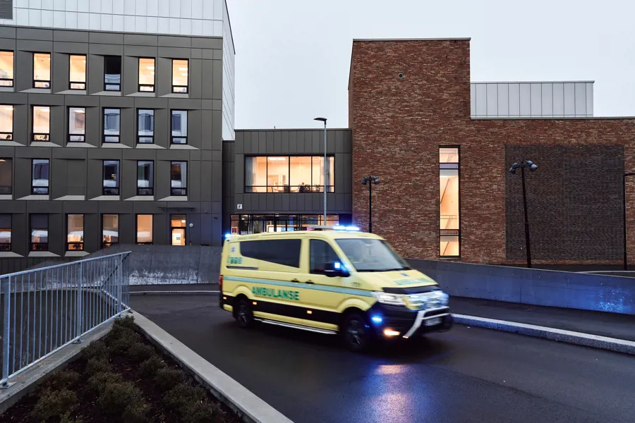 Ambulanse som kjører på utsiden av sykehuset