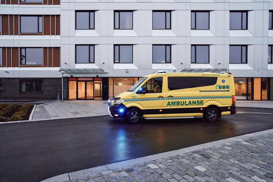 Ambulanse foran akuttsenteret