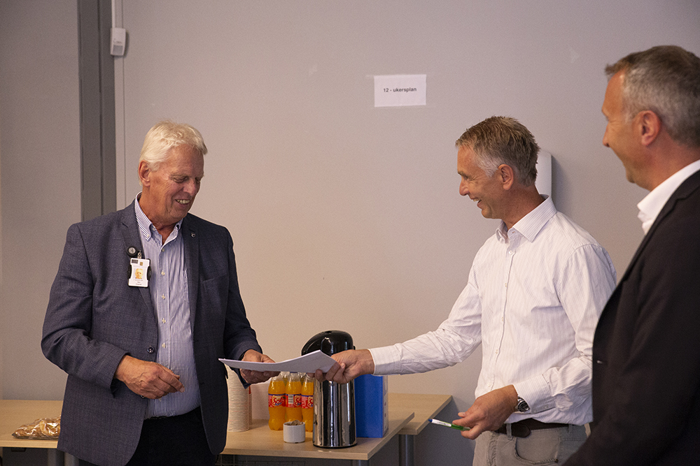 Overrekker papirene_Kinserdal og Einertsen_M.jpg