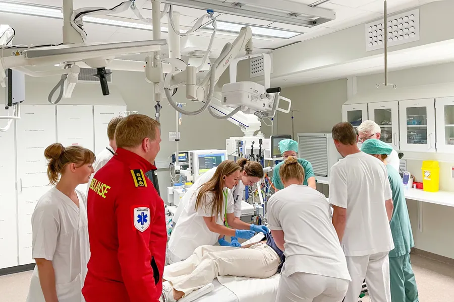 En gruppe mennesker på et sykehus