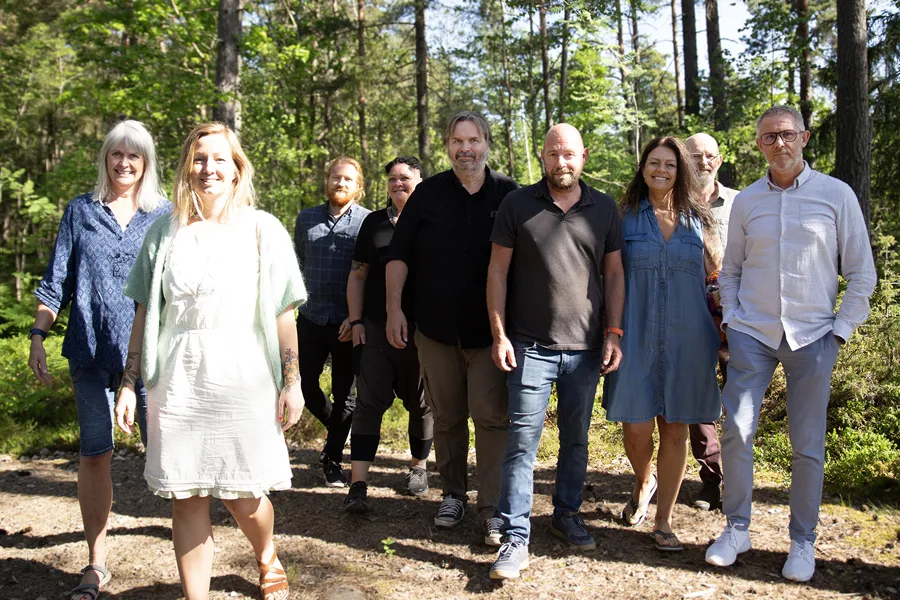 En gruppe mennesker som poserer for et bilde