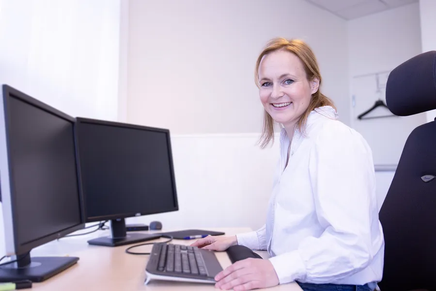 En person som sitter ved et skrivebord