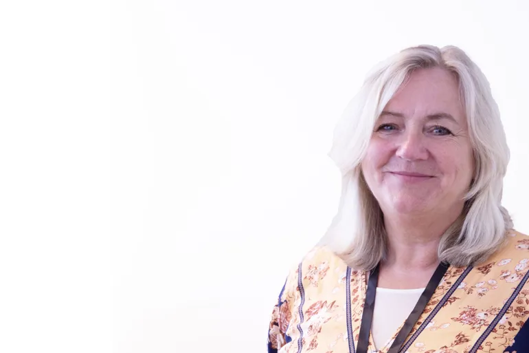 En person med blondt hår
